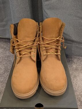 Men's Classic Work Boots in Wheat Brown